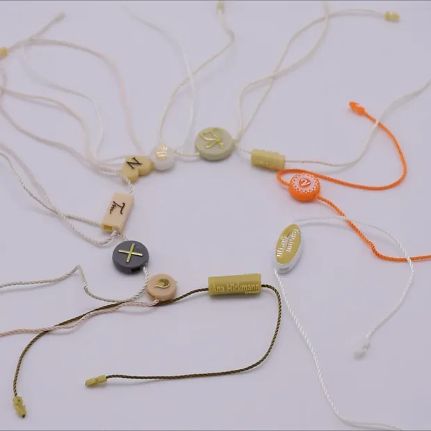 Chiusura personalizzata per gioielli in plastica degradabile, abbigliamento, strato in PVC, adesivo con logo, sigillo a corda, cartellini per accessori di abbigliamento ed etichetta di abbigliamento tessile per la casa